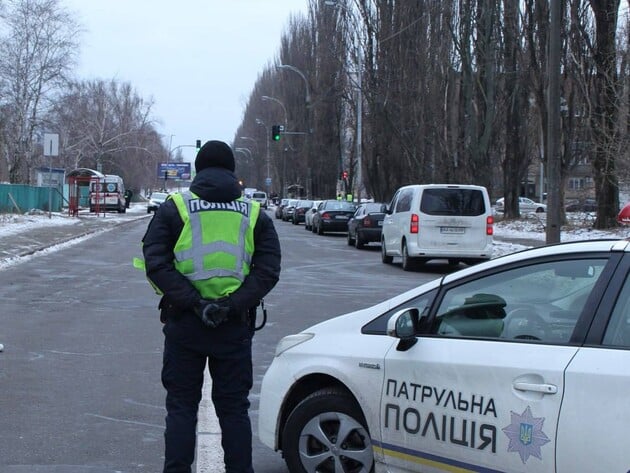 В Днепре водитель забыл поставить автомобиль на ручник и заявил в полицию об 