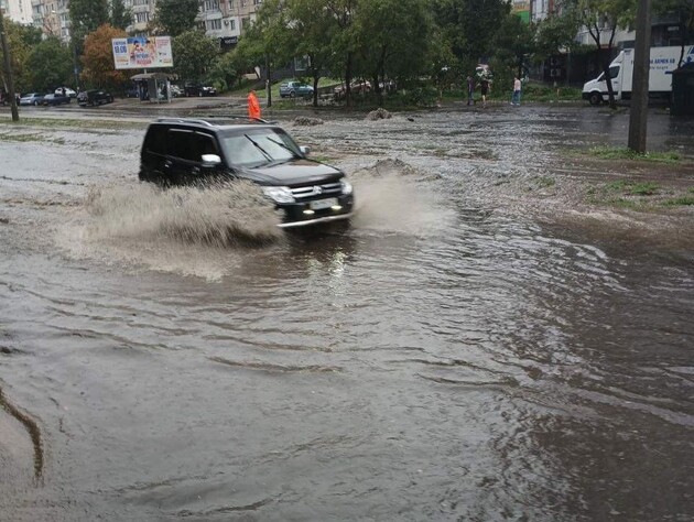 В Одессе из-за сильного ливня затопило улицы. Фото, видео