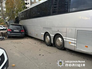 У Києві автобус протаранив кілька автомобілів і вилетів на тротуар, є жертви. Фото, відео