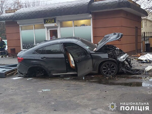 В Хмельницком пьяный водитель BMW въехал в остановку. Трое погибших