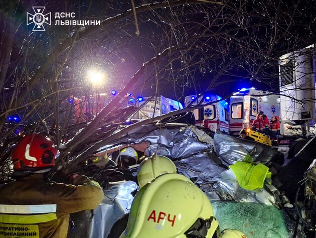 Возле Львова произошло тройное ДТП с автопоездом, семь человек погибли. Фото